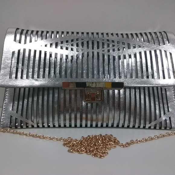 NEW! Silver Metaliic Evening Bag - Picture 4 of 6